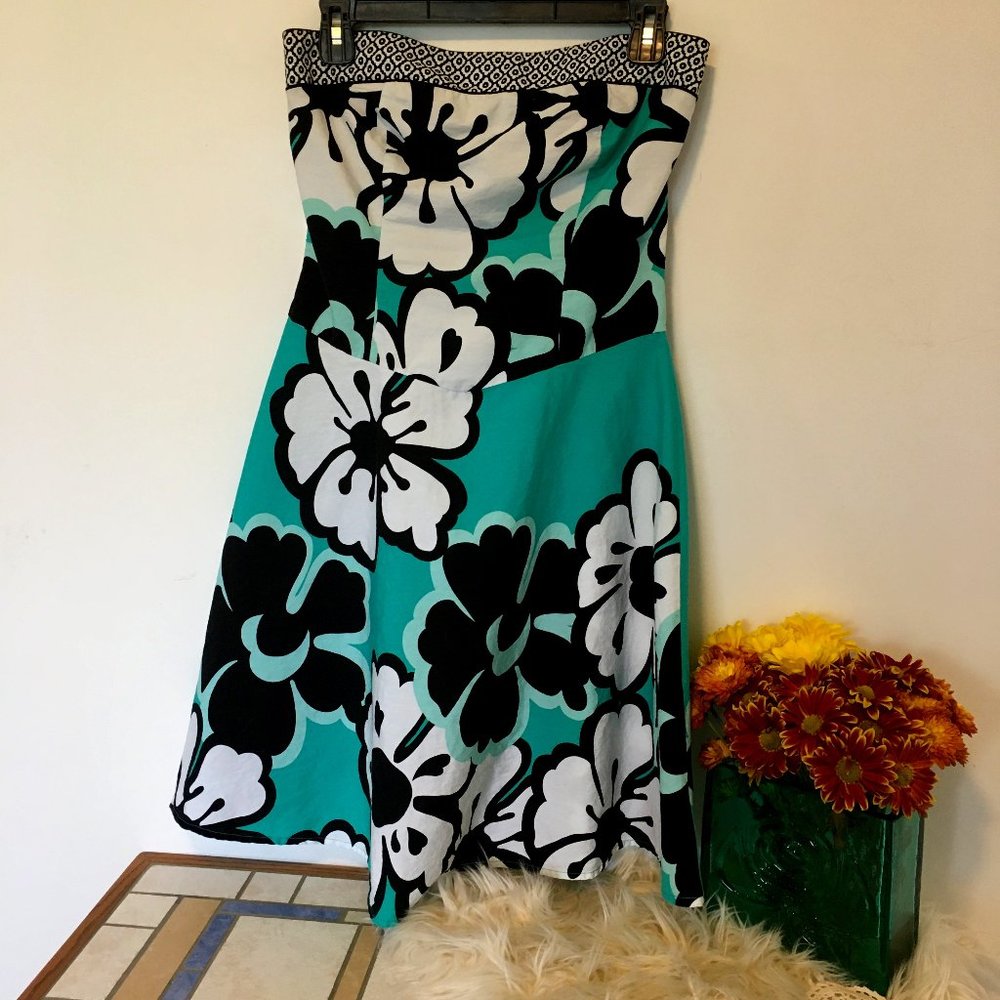 B. Smart Strapless Hawaiin Floral Dress